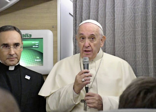 ローマ法王は日本で核廃絶を世界に訴える(19日、特別機内であいさつする法王=共同) ローマ法王は日本で核廃絶を世界に訴える(19日、特別機内であいさつする法王=共同)