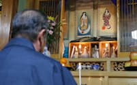 信徒の川崎雅市さん宅の祭壇には聖母子像の掛け軸などが奉られている（長崎県平戸市）