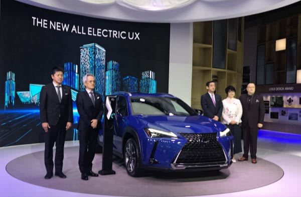 広州モーターショーが開幕した。トヨタは「レクサス」として初めてのEV「UX300e」を世界初披露した(22日、広東省広州市)