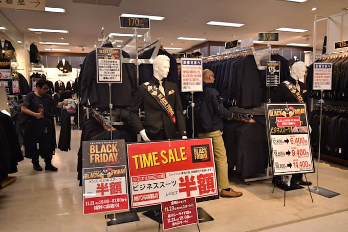 イオン ブラックフライデー開催 半額の布団など用意 日本経済新聞