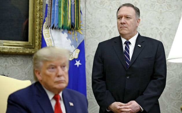 トランプ大統領(左)の腹心としてあらゆる要求に応えてきたポンペオ国務長官は、ウクライナ疑惑への関与の疑いが一段と強まった=AP トランプ大統領(左)の腹心としてあらゆる要求に応えてきたポンペオ国務長官は、ウクライナ疑惑への関与の疑いが一段と強まった=AP