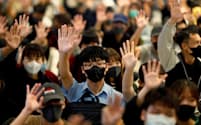 大学以外での抗議活動も続いている（21日、香港）=ロイター