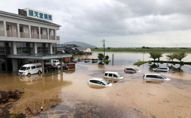 水没した順天堂病院の駐車場(8月28日、佐賀県大町町) 水没した順天堂病院の駐車場(8月28日、佐賀県大町町)
