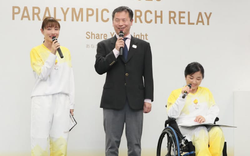 東京パラリンピック聖火リレーの概要を発表する石原さとみさん(左)ら(22日、東京都中央区) 東京パラリンピック聖火リレーの概要を発表する石原さとみさん(左)ら(22日、東京都中央区)