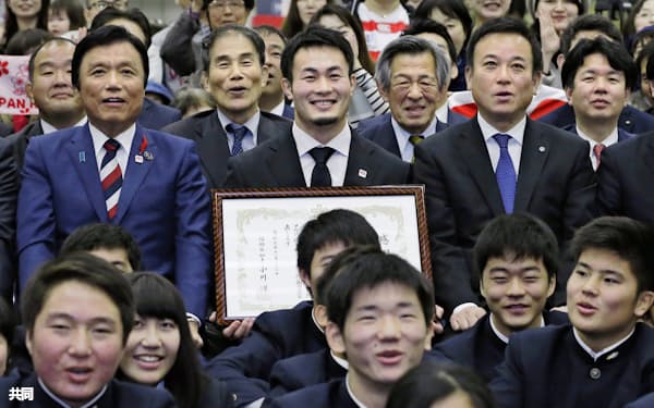 感謝状を手に記念撮影するラグビーW杯日本代表の福岡堅樹選手(中央、22日、福岡県庁)