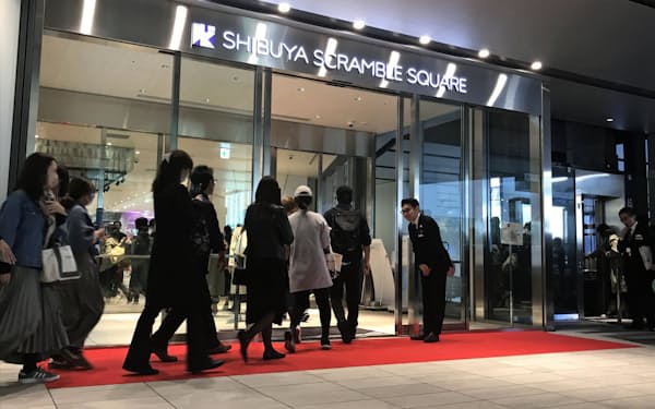 11月1日、渋谷スクランブルスクエアにはオープン前から並んでいた客が押し寄せた