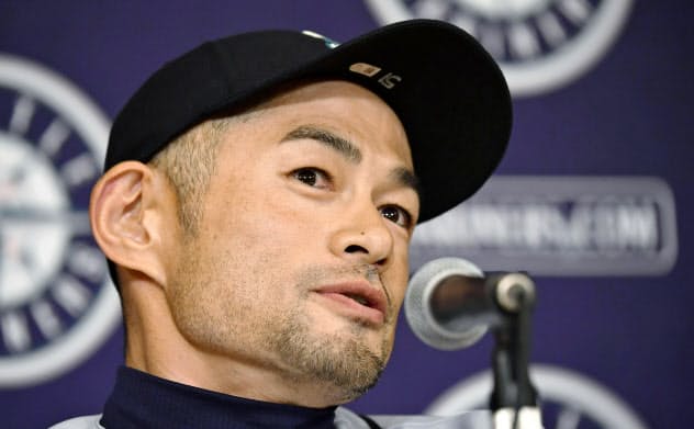 引退記者会見で話すマリナーズのイチロー(東京都内のホテル)=共同 引退記者会見で話すマリナーズのイチロー(東京都内のホテル)=共同