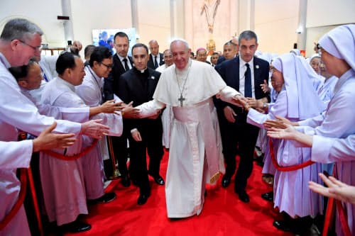 22日、バンコクで聖職者との集いに出席したローマ教皇フランシスコ=ロイター