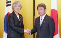 会談を前に握手する茂木外相（右）と韓国の康京和外相（23日、名古屋市）=代表撮影