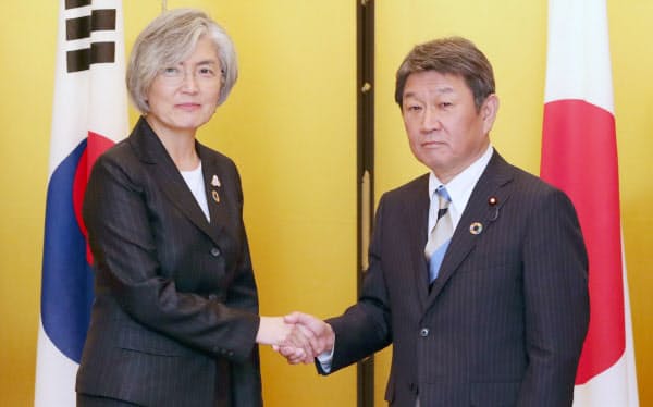 会談を前に握手する茂木外相(右)と韓国の康京和外相(23日、名古屋市)=代表撮影