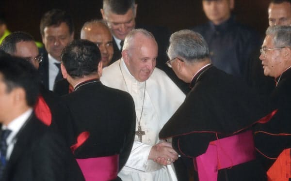 羽田空港に到着したローマ教皇フランシスコ(23日)