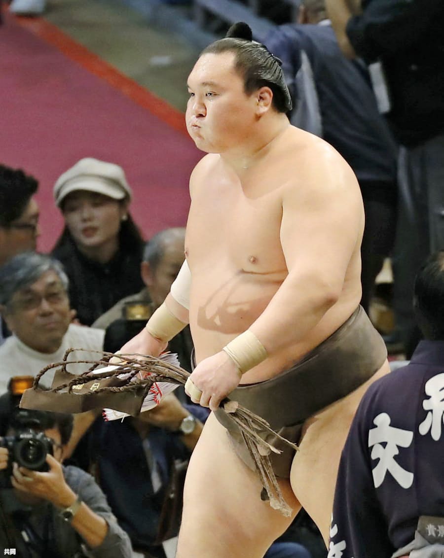白鵬 史上最多43度目の優勝 大相撲九州場所 日本経済新聞