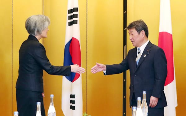 会談を前に、握手する茂木外相（右）と韓国の康京和外相（23日、名古屋市）=代表撮影