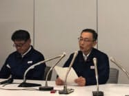 データセンターの障害について説明するQTnetの岩崎社長(右)(23日、福岡市) データセンターの障害について説明するQTnetの岩崎社長(右)(23日、福岡市)
