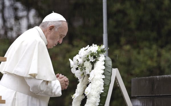 長崎市の爆心地公園で黙とうを捧げるローマ教皇フランシスコ=AP
