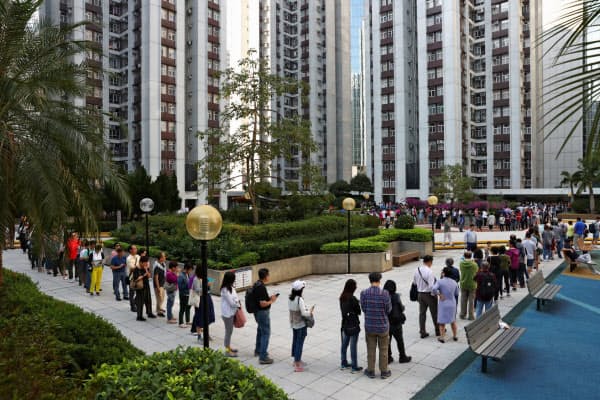 区議選の投票所では長い行列ができた(24日、香港)=ロイター