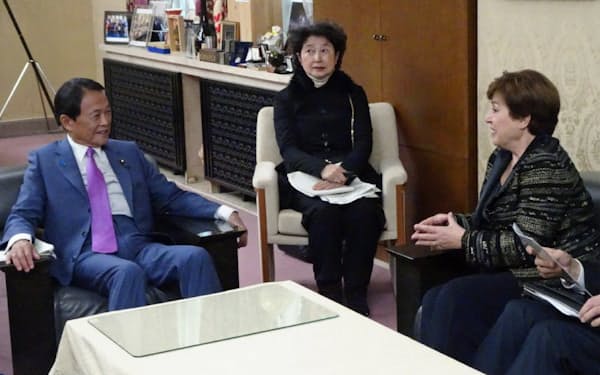 日本経済について協議する麻生財務相（左）とゲオルギエワIMF専務理事（右）