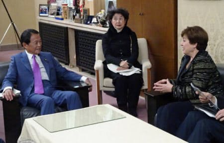 日本経済について協議する麻生財務相(左)とゲオルギエワIMF専務理事(右)
