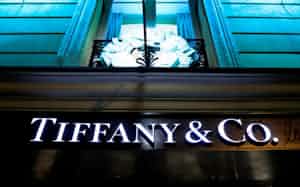 LVMHはティファニーを傘下に入れ時計・宝飾品の客層を広げる(パリ市内のティファニーの店舗)=ロイター LVMHはティファニーを傘下に入れ時計・宝飾品の客層を広げる(パリ市内のティファニーの店舗)=ロイター