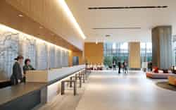 ホテル阪急レスパイア大阪のロビー(25日の内覧会、大阪市) ホテル阪急レスパイア大阪のロビー(25日の内覧会、大阪市)