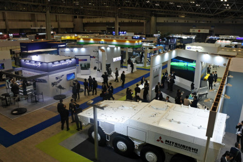 防衛装備品で国内初の見本市 最新技術をアピール 日本経済新聞