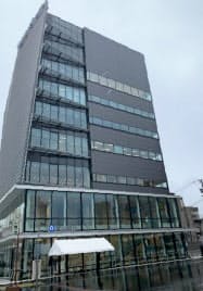 完成した富山銀の新本店(富山県高岡市) 完成した富山銀の新本店(富山県高岡市)