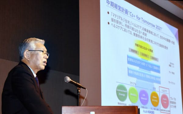 米製薬会社ベロキシスの買収を発表する旭化成の小堀秀毅社長(25日、東京・丸の内)