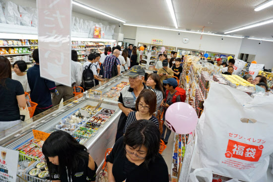 沖縄観光客1000万人 投資マネー呼ぶ 日本経済新聞