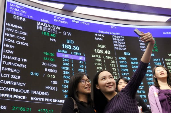 アリババ集団の株取引が始まった香港取引所で記念写真を撮る関係者(26日午前、香港)=石井理恵撮影
