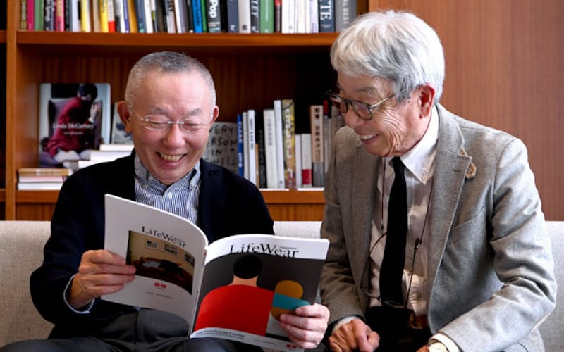 フリー誌「LifeWear magazine」を見て「僕も編集の仕事をやっていたときは取材もスタイリングもすべてやっていました」と石津さん フリー誌「LifeWear magazine」を見て「僕も編集の仕事をやっていたときは取材もスタイリングもすべてやっていました」と石津さん