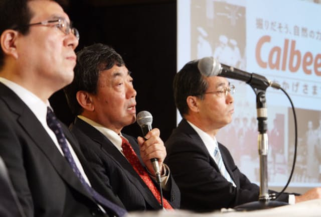 松本晃氏（中）はカルビーでも会長として「体質改善」に取り組んだ（2009年7月の記者会見）