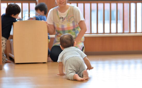 政府は少子化対策の拡充を急ぐが…