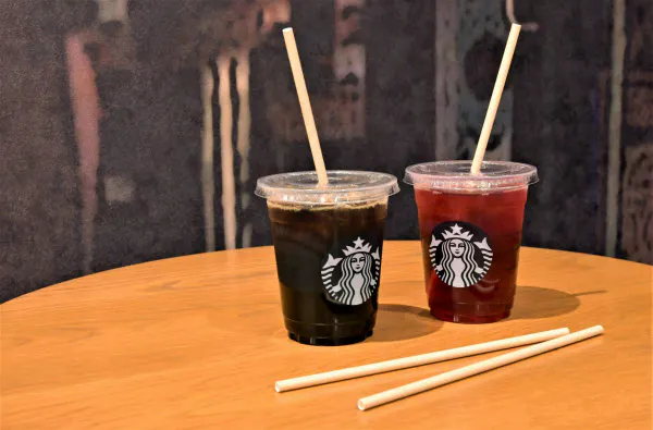 スターバックスコーヒージャパンは20年1月から全店で順次紙製ストローに切り替える