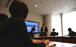 富山第一銀行は毎朝、互いのノウハウを共有している(富山市) 富山第一銀行は毎朝、互いのノウハウを共有している(富山市)