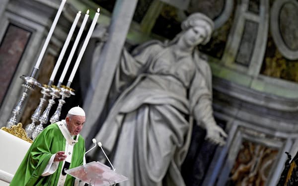 17日、バチカンのサン・ピエトロ大聖堂で、「貧しい人のための世界祈願日」のミサを執り行うローマ教皇フランシスコ=ロイター