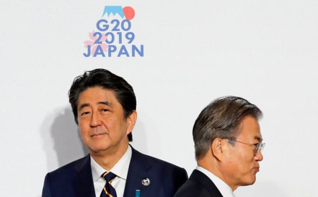 G20大阪サミットで安倍晋三首相は文在寅大統領との首脳会談を見送った(19年6月)=ロイター G20大阪サミットで安倍晋三首相は文在寅大統領との首脳会談を見送った(19年6月)=ロイター