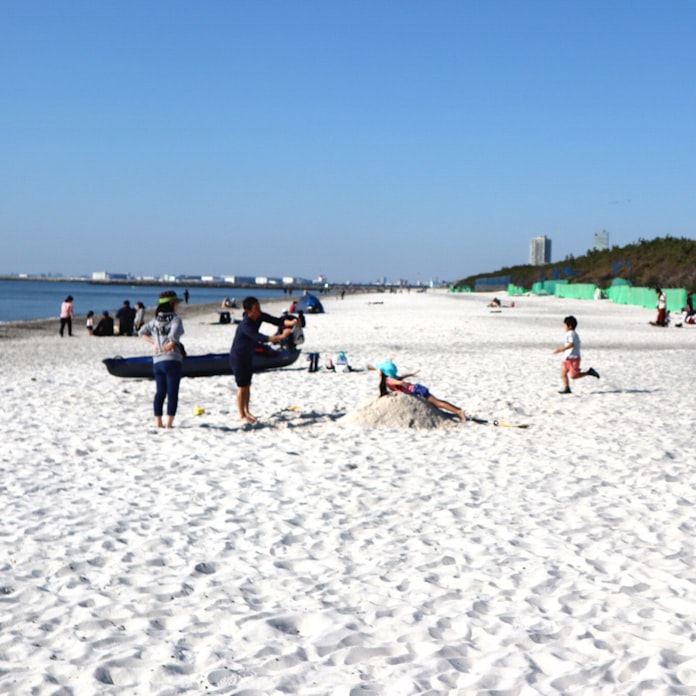 千葉市の稲毛海浜公園 陽光に映える白い砂浜 日本経済新聞 千葉市の稲毛海浜公園 陽光に映える白い砂浜 日本経済新聞