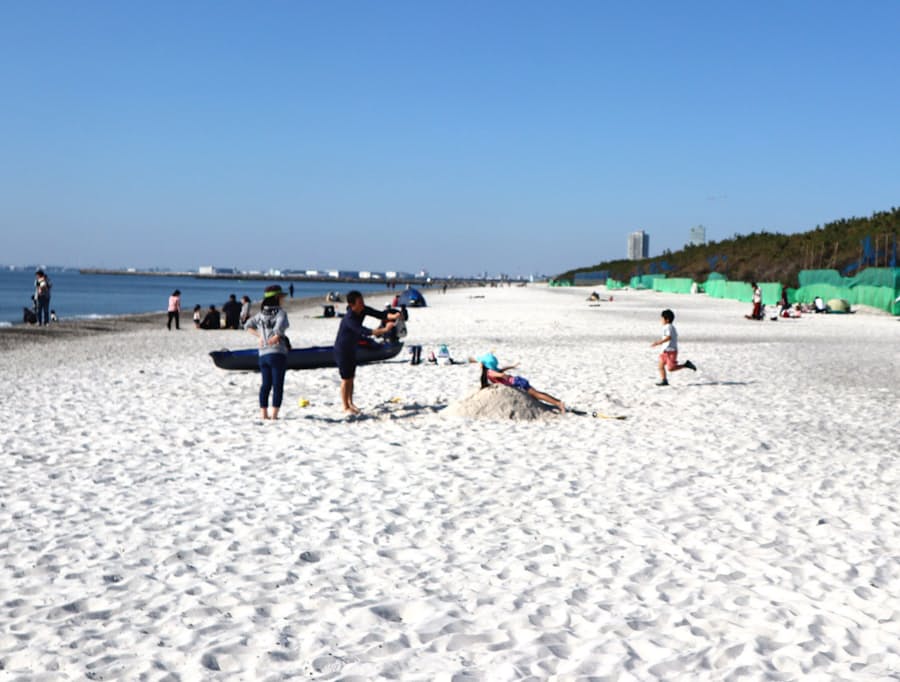 千葉市の稲毛海浜公園 陽光に映える白い砂浜 日本経済新聞