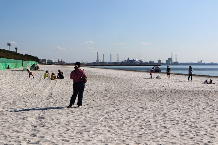 千葉市の稲毛海浜公園 陽光に映える白い砂浜 日本経済新聞 千葉市の稲毛海浜公園 陽光に映える白い砂浜 日本経済新聞