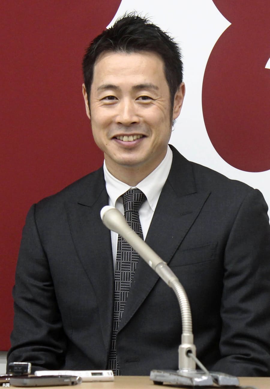 巨人 亀井 1億1000万円で更改 初の大台 小学校からの夢 日本経済新聞