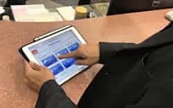 タブレットを使って商品の発注や投資信託の売り込みを強化する(金沢市) タブレットを使って商品の発注や投資信託の売り込みを強化する(金沢市)