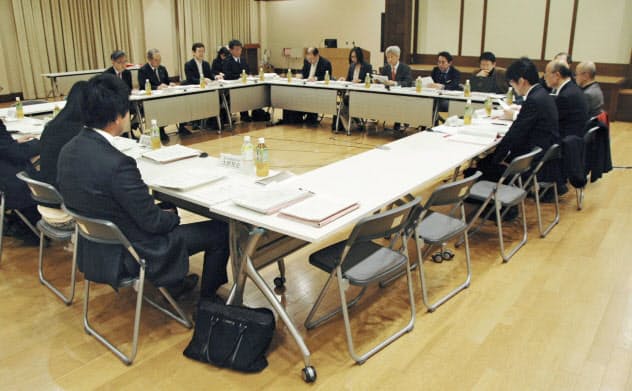違法ダウンロード規制の在り方を話し合う文化庁の有識者検討会の初会合(27日午前、文化庁)=共同 違法ダウンロード規制の在り方を話し合う文化庁の有識者検討会の初会合(27日午前、文化庁)=共同