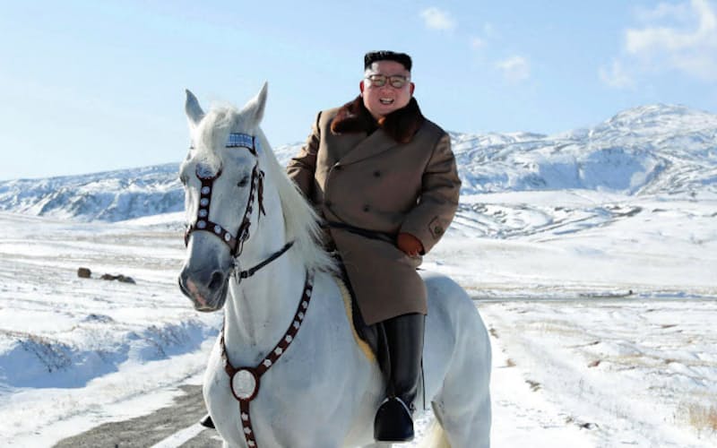朝鮮中央通信が10月16日に白馬に乗って白頭山に登る金正恩委員長を報じた=朝鮮通信・共同 朝鮮中央通信が10月16日に白馬に乗って白頭山に登る金正恩委員長を報じた=朝鮮通信・共同