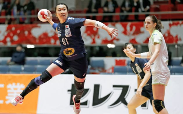 ハンドボールの登録競技者は約10万人。そのうち7万人以上を中学生と高校生が占める=共同 ハンドボールの登録競技者は約10万人。そのうち7万人以上を中学生と高校生が占める=共同