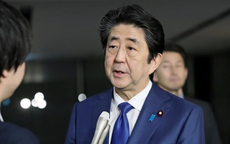 北朝鮮のミサイル発射を受け、報道陣の質問に答える安倍首相(28日、首相官邸) 北朝鮮のミサイル発射を受け、報道陣の質問に答える安倍首相(28日、首相官邸)