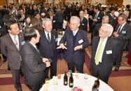関西経済人・エコノミスト会議の懇親会で歓談する京都大学の本庶佑特別教授(右から2人目)ら(28日、大阪市北区) 関西経済人・エコノミスト会議の懇親会で歓談する京都大学の本庶佑特別教授(右から2人目)ら(28日、大阪市北区)