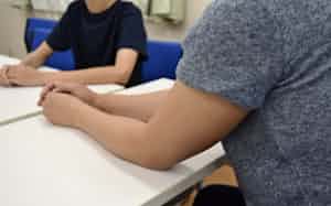 息子(左)を追い込んだことへの後悔を口にする男性(8月、神奈川県) 息子(左)を追い込んだことへの後悔を口にする男性(8月、神奈川県)