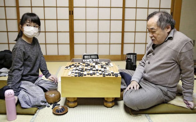 囲碁の第45期棋聖戦ファーストトーナメント予選で馬場滋九段(右、71)を破った仲邑菫初段(10)=28日、名古屋市(共同) 囲碁の第45期棋聖戦ファーストトーナメント予選で馬場滋九段(右、71)を破った仲邑菫初段(10)=28日、名古屋市(共同)