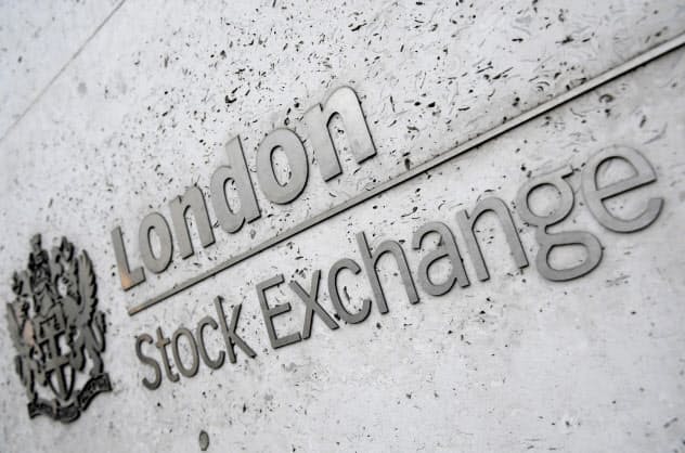 英国株に見直し買いが続いている(ロンドン証券取引所)=ロイター 英国株に見直し買いが続いている(ロンドン証券取引所)=ロイター
