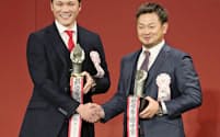 MVPを受賞し、笑顔で握手を交わす巨人・坂本勇（左）と西武・森。ともに圧倒的な得票だった=共同